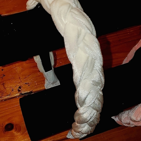 Choice of 3 elastic velvet headbands in 2 different styles & 3 colors. - Picture 8 of 10